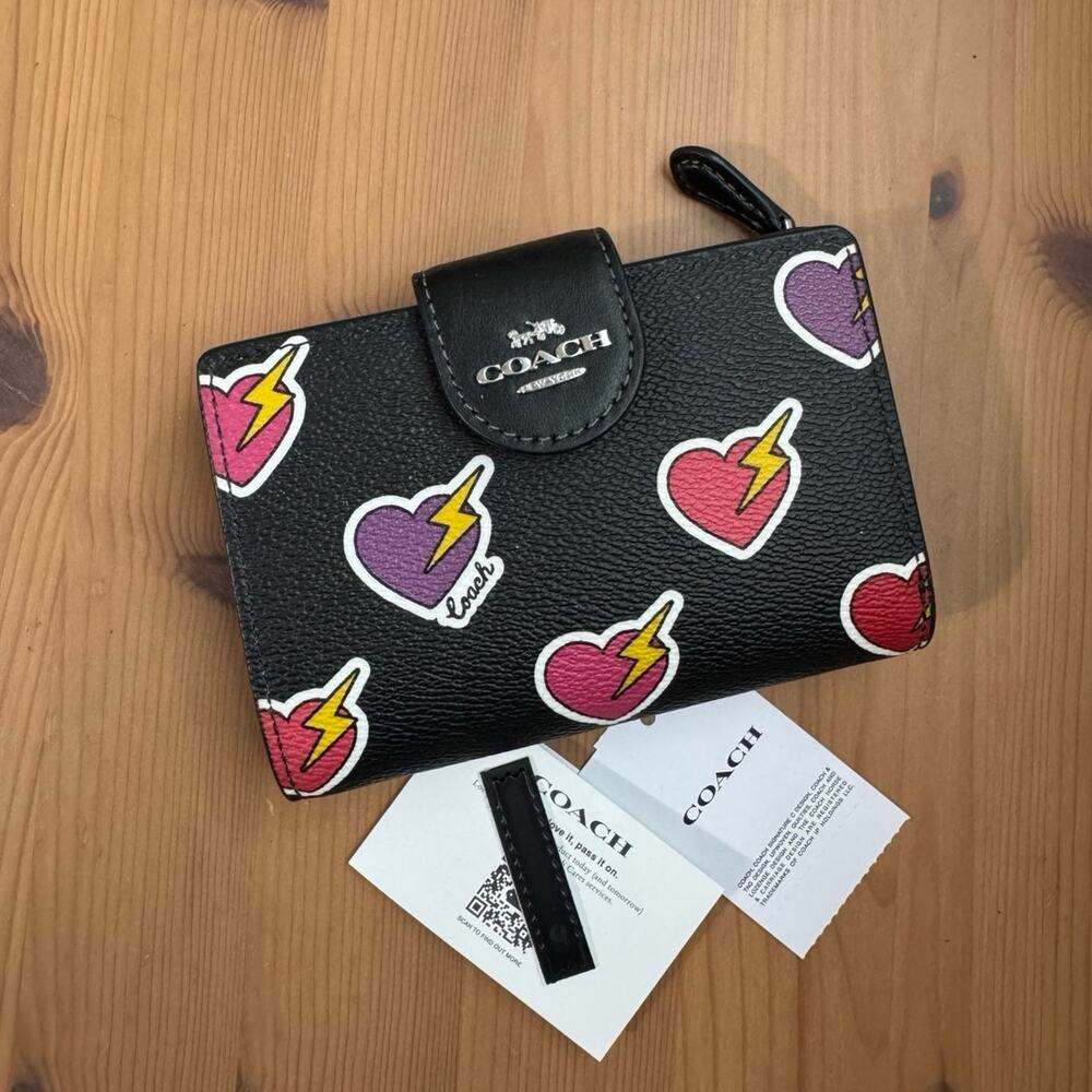 ❤️ Coach MEDIUM CORNER ZIP WALLET WITH HEART BOLT PRINT